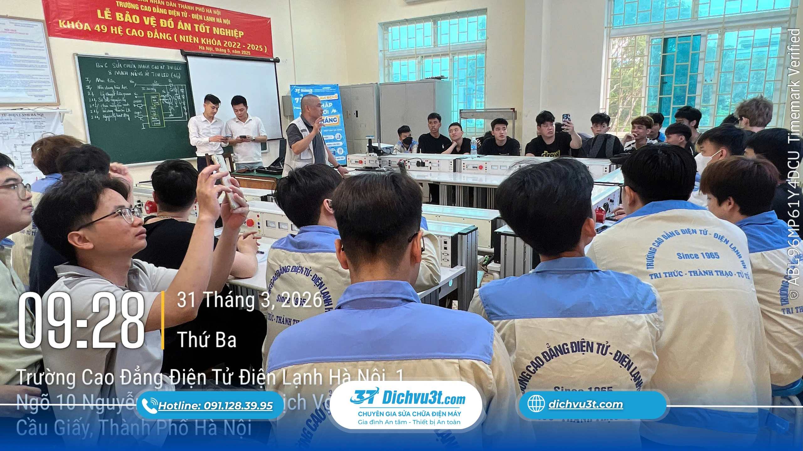 Sinh viên Cao đẳng Điện tử – Điện lạnh Hà Nội thực hành lắp đặt máy lọc nước trong buổi đào tạo M2 cùng Dịch vụ 3T