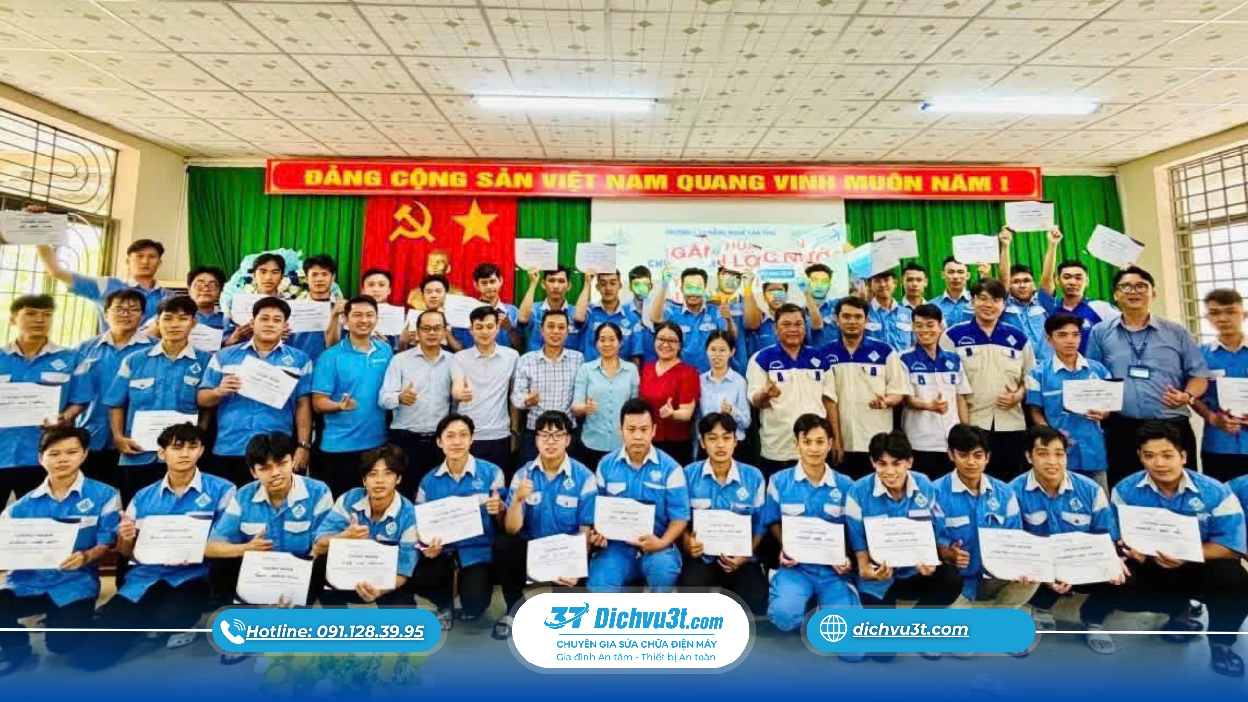 Dịch vụ 3T mở lớp đào tạo M5 tại cao đằng nghề Cần Thơ: Sinh viên ngành Điện lạnh Từ ngày 13–15/04/2026, chương trình đào tạo M5 đã được triển khai tại Trường Cao đẳng Nghề Cần Thơ, thu hút 45 sinh viên lớp Điện lạnh tham gia. Đây là nhóm sinh viên năm 2, đang trong giai đoạn hoàn thiện kỹ năng trước khi bước vào các kỳ thực tập và chuẩn bị tốt nghiệp vào năm 2027. Trong ba ngày đào tạo, nội dung chương trình tập trung vào việc củng cố kiến thức chuyên môn và tăng cường thực hành theo hướng sát với công việc thực tế. Thay vì tiếp cận lý thuyết đơn thuần, sinh viên được hướng dẫn trực tiếp các quy trình kỹ thuật, đồng thời rèn luyện cách xử lý tình huống và tác phong làm việc trong môi trường nghề. Kết thúc khóa học, 40 sinh viên đã hoàn thành chương trình và được cấp chứng chỉ, phản ánh mức độ tham gia nghiêm túc cũng như khả năng tiếp thu của học viên. Theo đánh giá từ đơn vị đào tạo, phần lớn sinh viên thể hiện tinh thần học tập tích cực, chủ động trong quá trình thực hành và có sự tiến bộ rõ rệt sau khóa học. Một điểm đáng chú ý là sự phối hợp chặt chẽ từ phía nhà trường trong quá trình tổ chức. Công tác hỗ trợ lớp học, bố trí thiết bị và điều phối sinh viên được thực hiện đồng bộ, góp phần đảm bảo tiến độ và chất lượng chương trình. Đại diện nhà trường cũng bày tỏ mong muốn tiếp tục triển khai các lớp đào tạo tương tự trong thời gian tới, dự kiến mở rộng sang các khoa Điện và Điện tử vào khoảng tháng 8–9/2026. Sau khóa học, một số sinh viên được đánh giá cao về thái độ học tập và khả năng thích nghi với môi trường làm việc thực tế. Trong đó, ba sinh viên gồm Nguyễn Lê Thanh Tỷ, Nguyễn Chí Hảo và Nguyễn Duy Khánh được lựa chọn theo dõi và hỗ trợ phát triển trong thời gian tới, nhằm chuẩn bị cho các cơ hội thực tập và làm việc sau khi tốt nghiệp. Trong bối cảnh ngành kỹ thuật điện lạnh tiếp tục duy trì nhu cầu nhân lực ổn định, các chương trình đào tạo thực hành như M5 đóng vai trò quan trọng trong việc giúp sinh viên hoàn thiện kỹ năng và sẵn sàng bước vào môi trường doanh nghiệp. Hoạt động tại Cao đẳng Nghề Cần Thơ là một trong những ví dụ cho thấy hiệu quả của mô hình đào tạo kết hợp giữa nhà trường và đơn vị kỹ thuật. Thông qua các chương trình đào tạo tại nhiều cơ sở giáo dục nghề nghiệp, Dịch vụ 3T.com đang từng bước xây dựng mạng lưới kết nối giữa sinh viên và doanh nghiệp, hướng đến mục tiêu nâng cao chất lượng nguồn nhân lực kỹ thuật và tạo thêm cơ hội nghề nghiệp cho người học trong thời gian tới.sẵn sàng cho giai đoạn thực tập