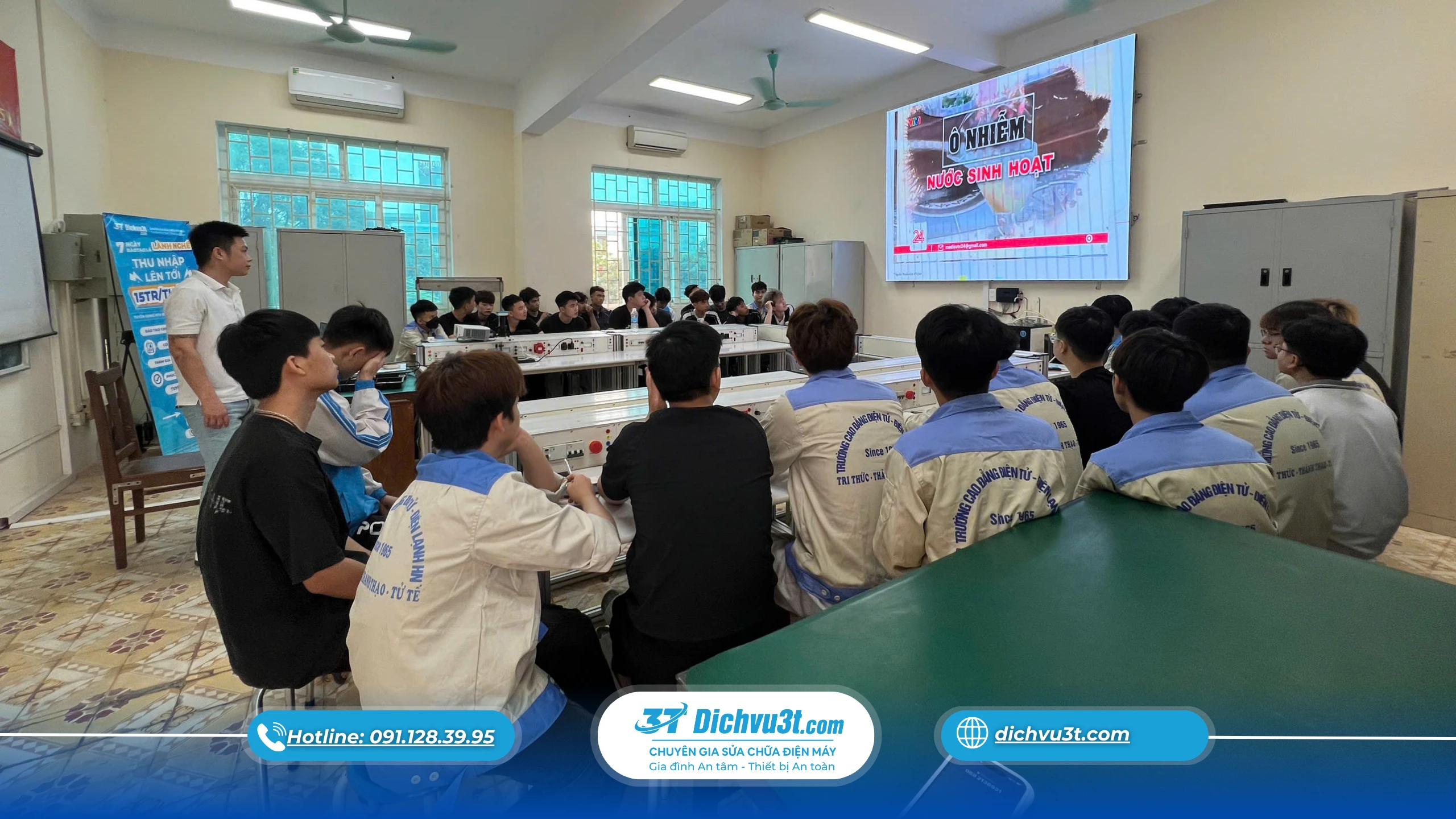 Sinh viên Cao đẳng Điện tử – Điện lạnh Hà Nội thực hành lắp đặt máy lọc nước trong buổi đào tạo M2 cùng Dịch vụ 3T