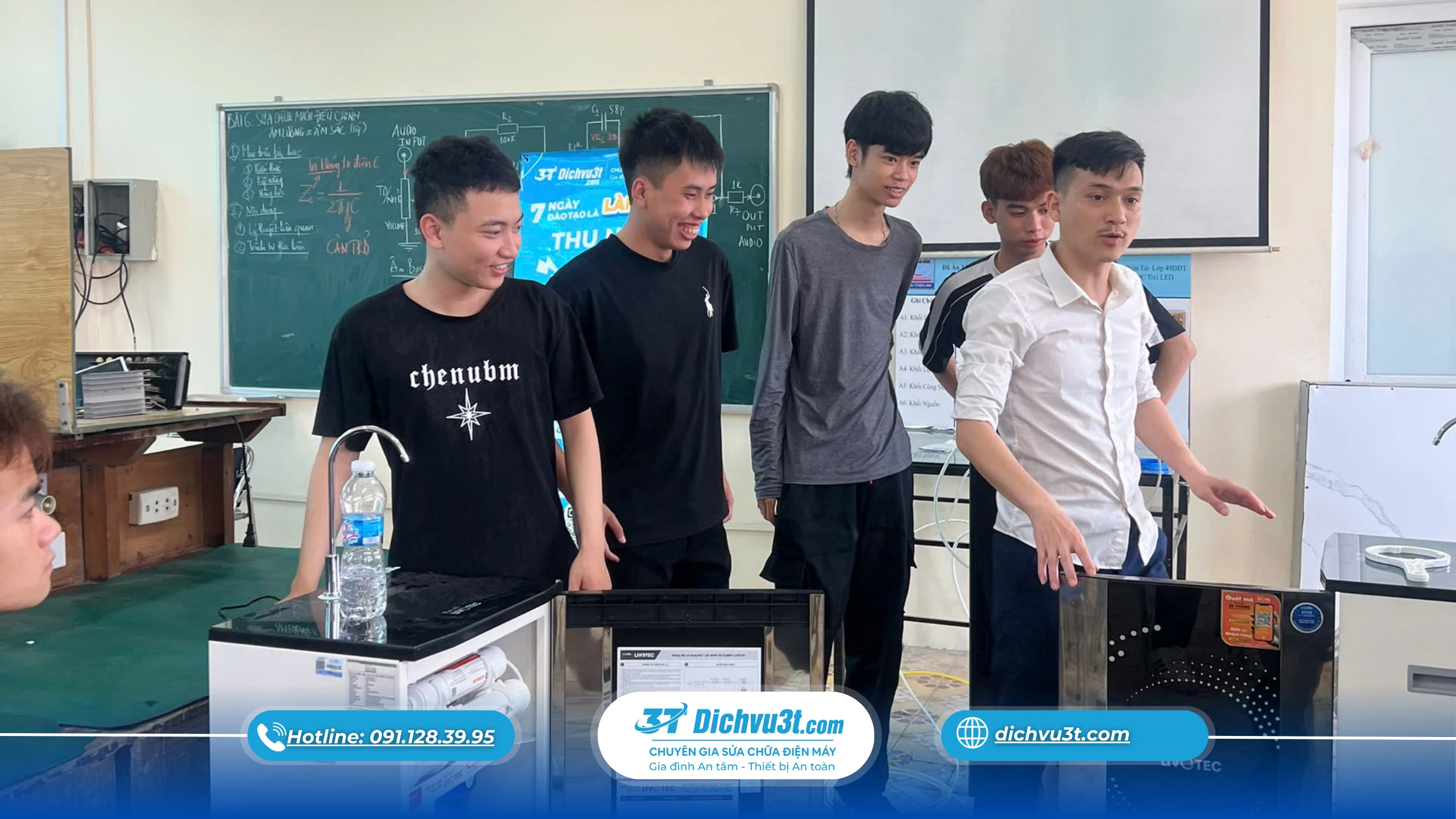 Sinh viên Cao đẳng Điện tử – Điện lạnh Hà Nội thực hành lắp đặt máy lọc nước trong buổi đào tạo M2 cùng Dịch vụ 3T