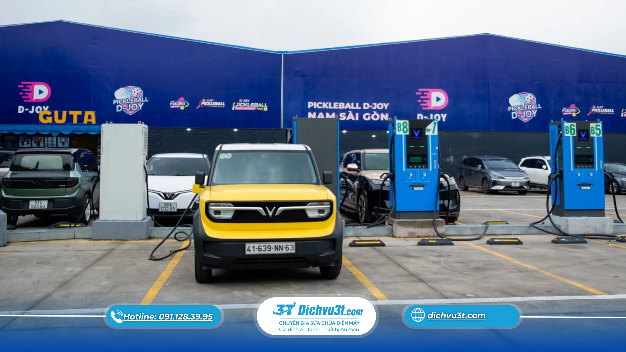 Có nên lắp trạm sạc xe điện cho cửa hàng, quán cà phê để hút khách?