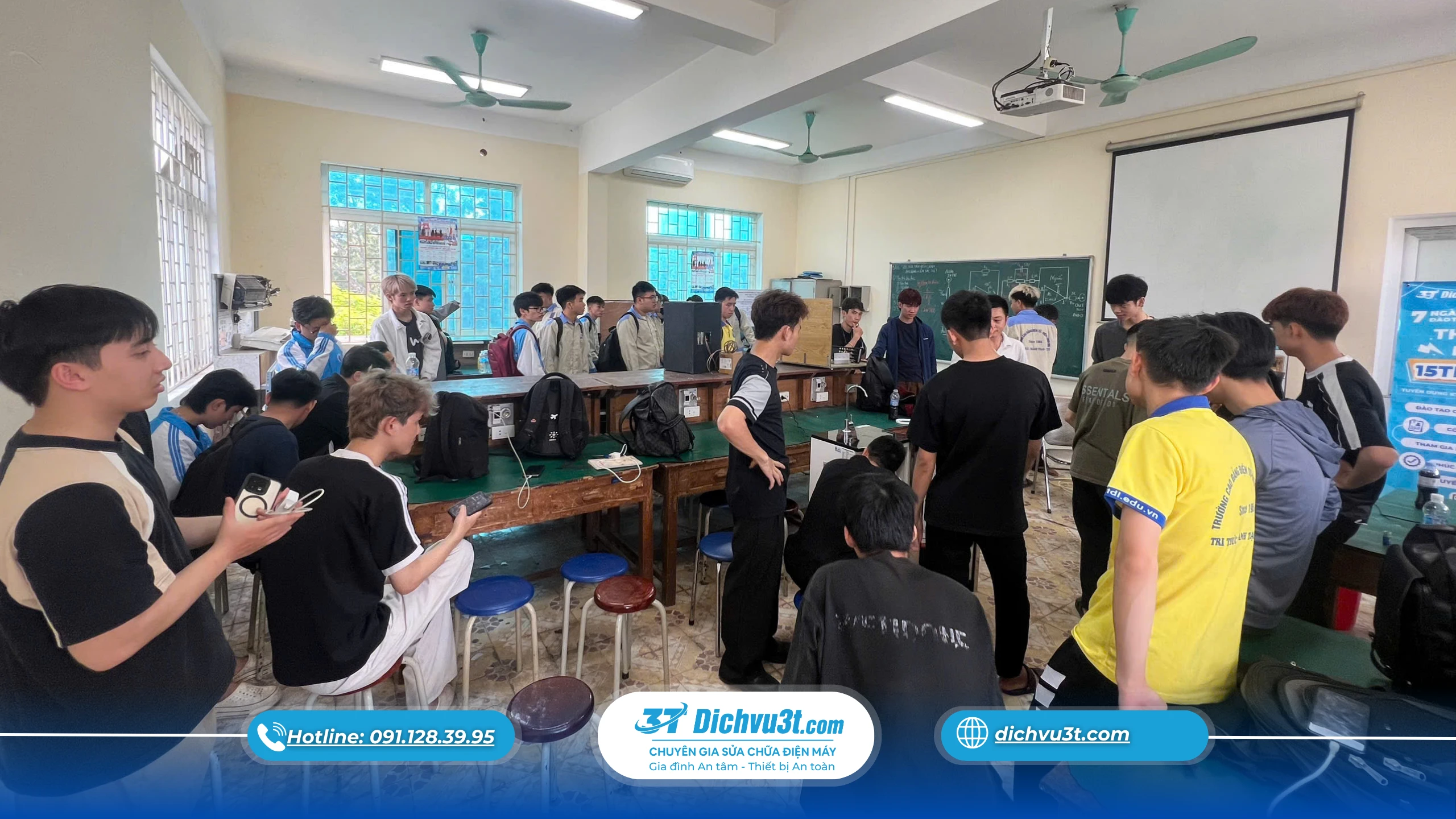 Sinh viên Cao đẳng Điện tử – Điện lạnh Hà Nội thực hành lắp đặt máy lọc nước trong buổi đào tạo M2 cùng Dịch vụ 3T