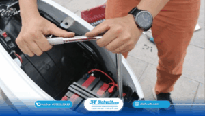 Read more about the article Cách sửa pin xe máy điện khi pin chai hoặc sạc không vào