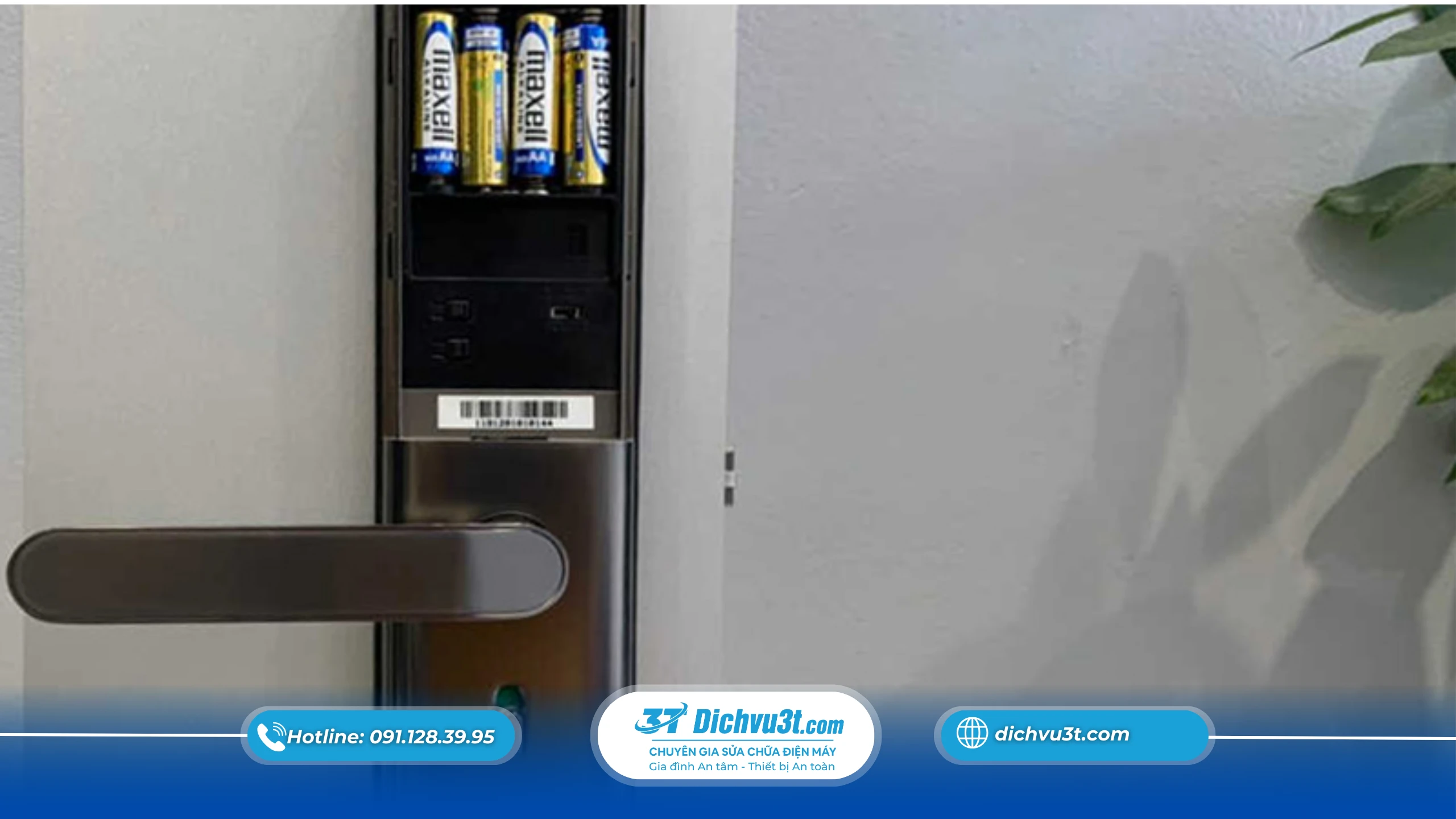 Khóa điện tử hết pin có mở được không?