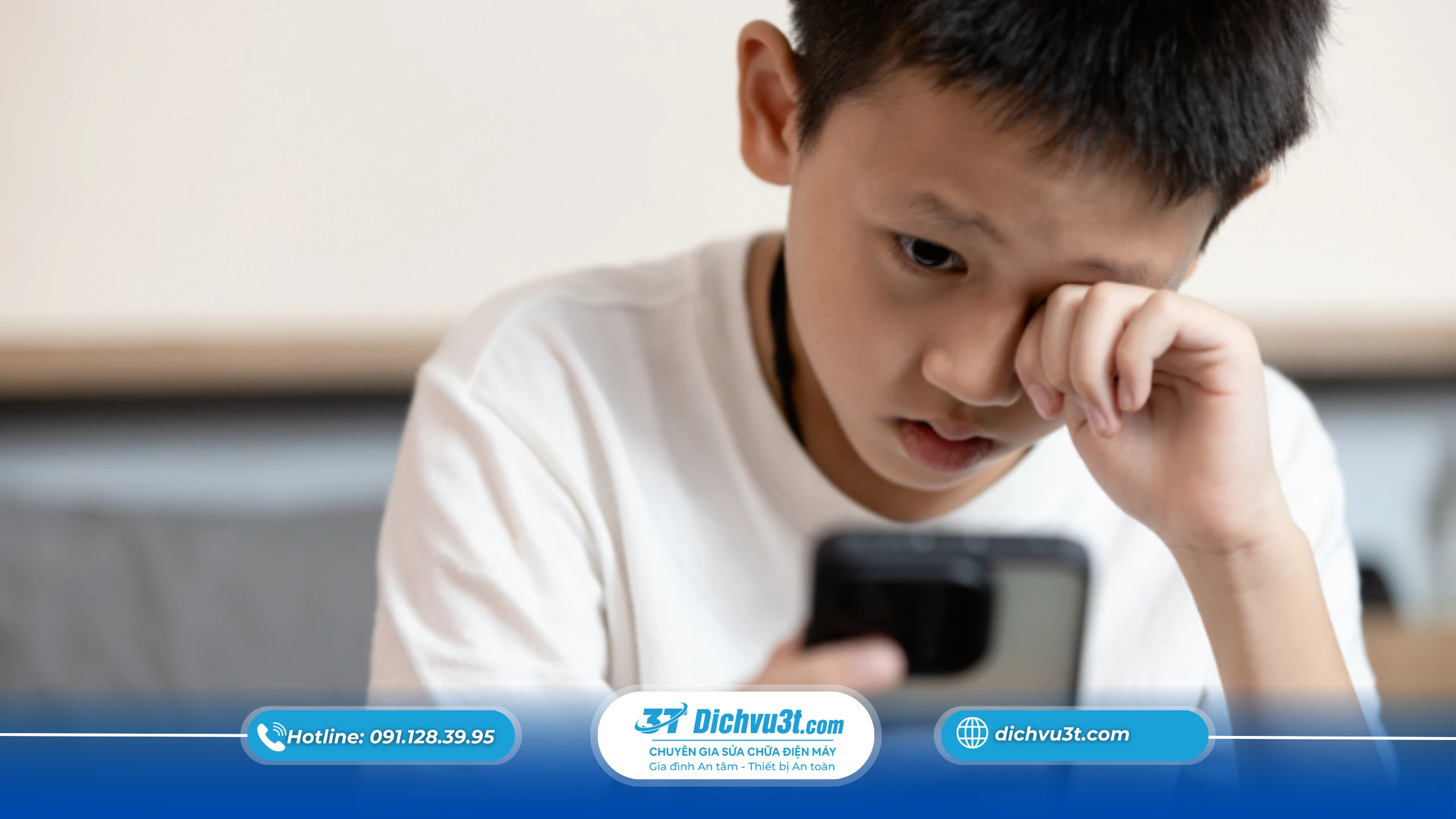 Dùng Điện Thoại Quá Lâu Ảnh Hưởng Mắt Như Thế Nào? Những Điều Bạn Nên Biết