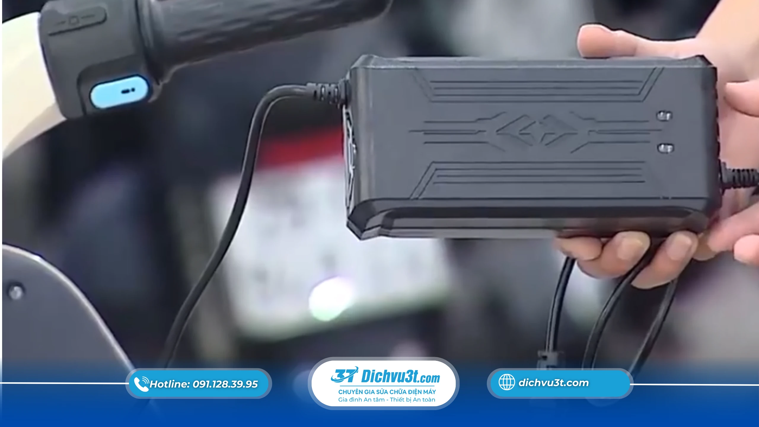 KHÔNG NÊN: Vừa sạc vừa sử dụng thiết bị nặng