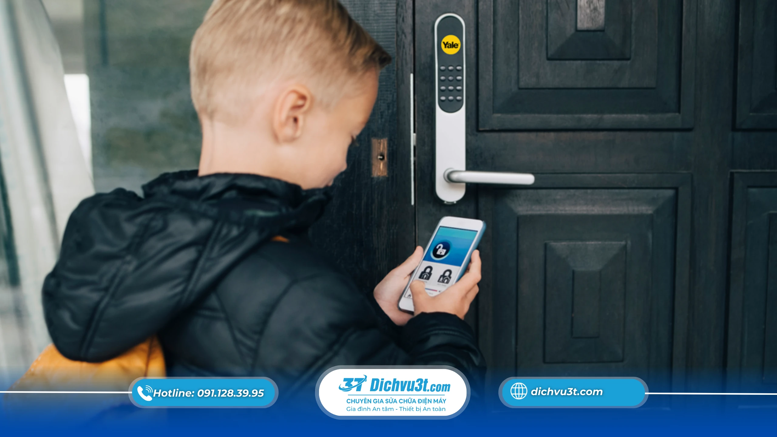 Trẻ em bấm loạn mã – Nguyên nhân khiến khóa điện tử dễ gặp sự cố Khóa điện tử ngày càng được nhiều gia đình lựa chọn nhờ tính tiện lợi và an toàn. Tuy nhiên, với những gia đình có trẻ nhỏ, tình trạng trẻ em bấm loạn mã khóa điện tử diễn ra khá phổ biến. Việc bấm sai mã liên tục có thể khiến khóa điện tử bị khóa tạm thời, phát còi cảnh báo hoặc ngừng hoạt động để bảo vệ hệ thống. Nếu không xử lý đúng cách, sự cố này có thể gây gián đoạn sinh hoạt và làm giảm tuổi thọ của khóa cửa thông minh. Dấu hiệu khóa điện tử gặp lỗi do trẻ bấm loạn mã Khóa phát âm thanh cảnh báo liên tục Bàn phím bị khóa, không nhập được mã Khóa không mở dù đã nhập đúng mật khẩu Màn hình cảm ứng phản hồi chậm hoặc treo Khóa điện tử tự động vô hiệu hóa tạm thời Đây là những biểu hiện thường gặp khi khóa điện tử bị khóa do nhập sai mã nhiều lần. Cách xử lý an toàn khi trẻ em bấm loạn mã khóa điện tử ✔ Giữ bình tĩnh, không bấm thử liên tục Việc tiếp tục nhập mã sai có thể khiến thời gian khóa kéo dài hơn, thậm chí gây lỗi hệ thống. ✔ Chờ hết thời gian khóa an toàn Hầu hết khóa cửa thông minh sẽ tự mở lại sau vài phút để đảm bảo an ninh. ✔ Sử dụng phương thức mở khóa dự phòng Dùng chìa cơ, thẻ từ hoặc ứng dụng điện thoại (nếu có) để mở cửa. ✔ Kiểm tra lại cài đặt bảo mật Nên kích hoạt chế độ khóa trẻ em hoặc giới hạn số lần nhập sai trên khóa điện tử. Cách phòng tránh trẻ bấm loạn mã khóa điện tử Hạn chế cho trẻ chơi gần khu vực khóa Không để trẻ biết mã số mở cửa Kích hoạt tính năng khóa bàn phím khi không sử dụng Thường xuyên đổi mã để tăng độ an toàn cho khóa điện tử Những biện pháp này giúp giảm nguy cơ khóa điện tử hay lỗi và đảm bảo an toàn cho gia đình.